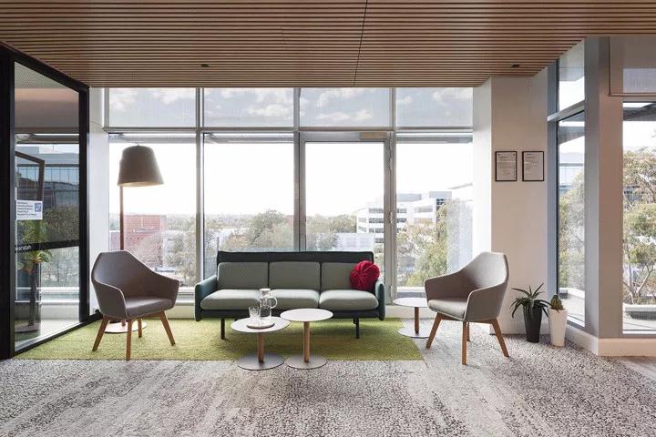 用最經(jīng)濟的材質(zhì)來創(chuàng)建一個溫暖舒適的工作空間