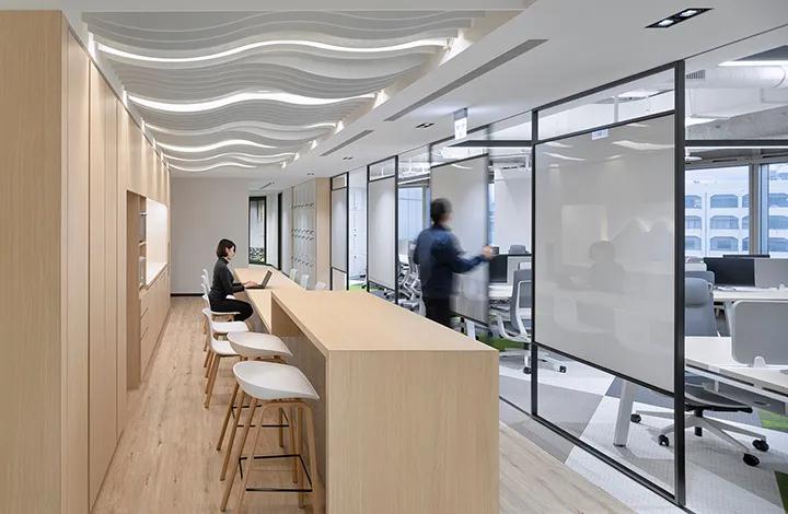 辦公室裝飾設計貼近自然，激發(fā)員工工作效率